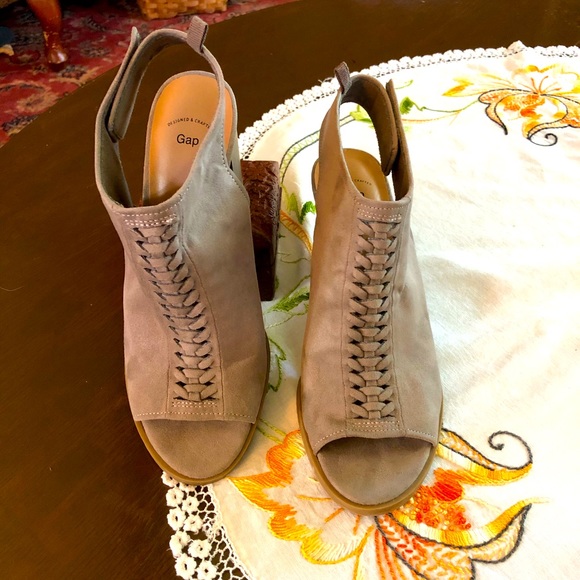 Gap Peep-Toe Braided Stacked Heel Sandal. Taupe Suede Snap-back Closure. Size 8 - Picture 2 of 10